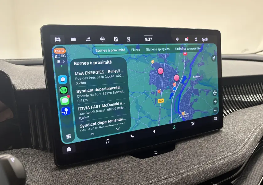 Écran tactile central affichant la navigation et les bornes de recharge, intérieur tissu gris du Skoda Superb Combi 2025.