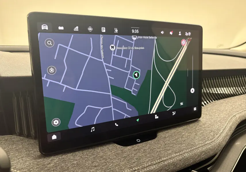 Écran tactile du système de navigation du Skoda Superb Combi 2025, affichant une carte routière en intérieur.