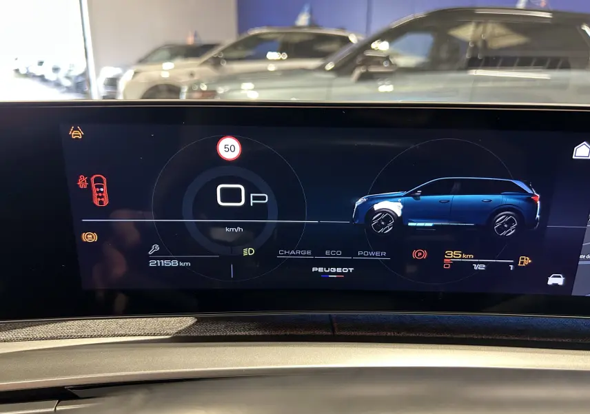 Affichage numérique du tableau de bord montrant une silhouette bleue du Peugeot 5008 côté gauche avec indicateurs de vitesse et autonomie.