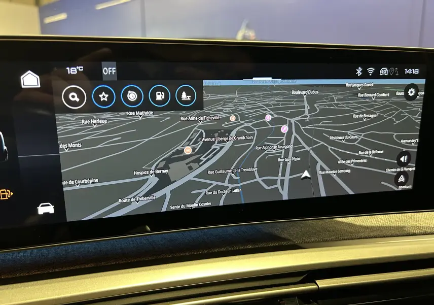 Écran tactile de navigation GPS intérieur du Peugeot 5008 III Hybrid 145 e-DCS6 GT, affichage carte en mode nuit.