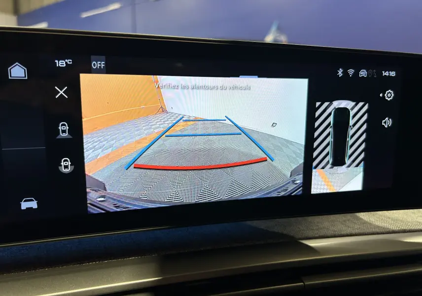 Écran de caméra de recul du Peugeot 5008 gris titane, affichant les lignes de guidage et vue 360° du véhicule.