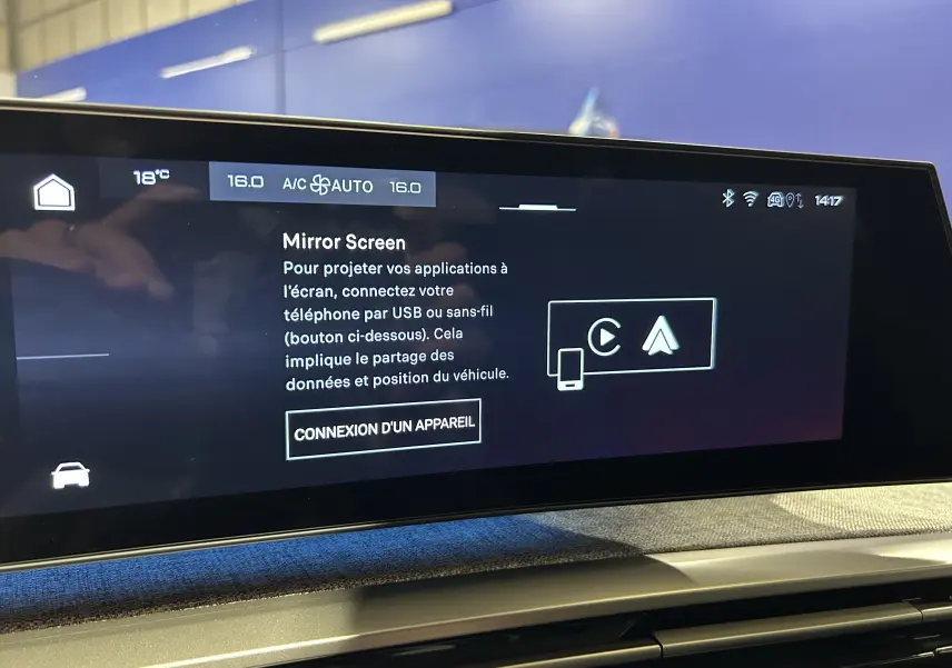Écran tactile intérieur du Peugeot 5008 III Hybrid 145 GT affichant l'interface Mirror Screen en mode connecté.