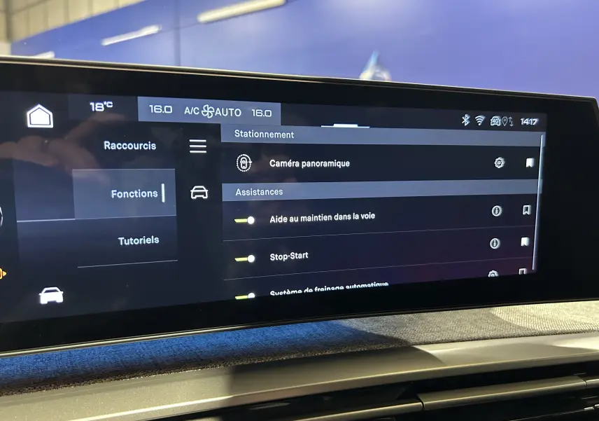 Écran tactile intérieur du Peugeot 5008 III Hybrid 145, affichant les options d’assistance à la conduite.