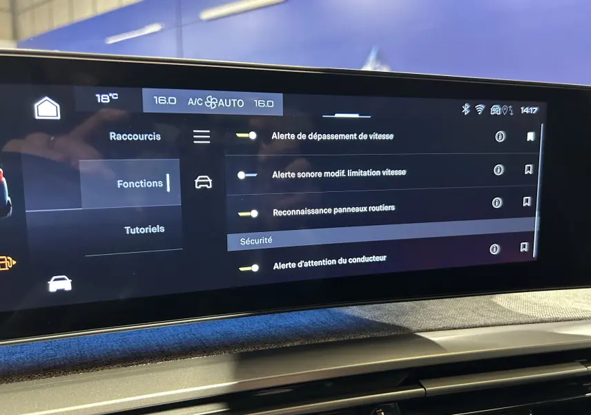 Écran tactile central du Peugeot 5008 III Hybrid 145 GT affichant les options de sécurité et la climatisation.