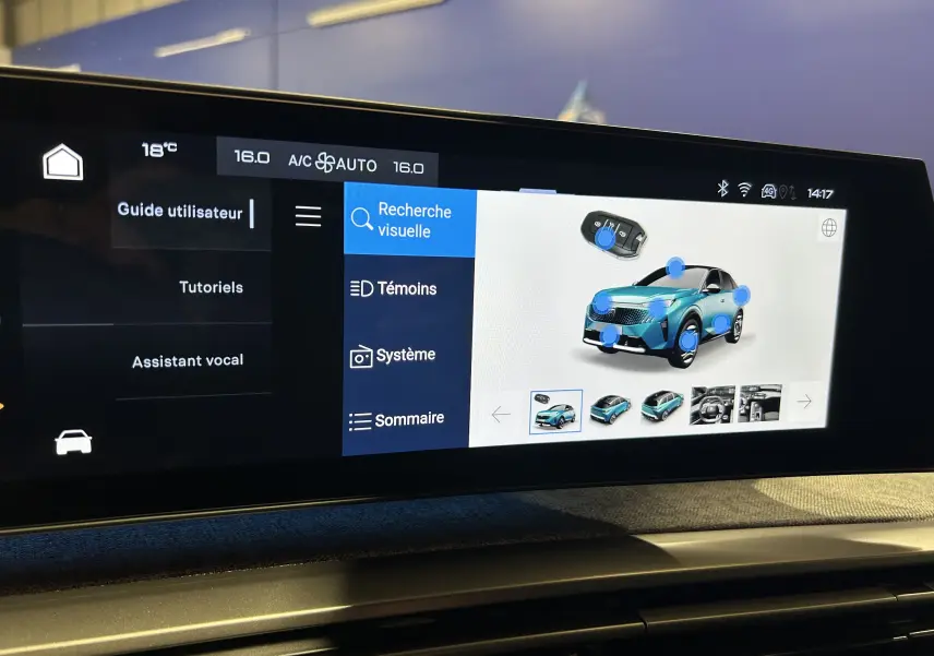 Écran tactile du tableau de bord montrant une illustration 3D bleue d'un SUV Peugeot 5008 en vue 3/4 avant.