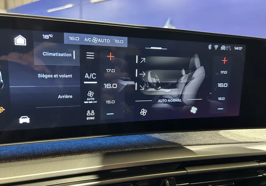 Écran tactile intérieur du Peugeot 5008 III Hybrid 145 GT affichant la climatisation et réglages des sièges.