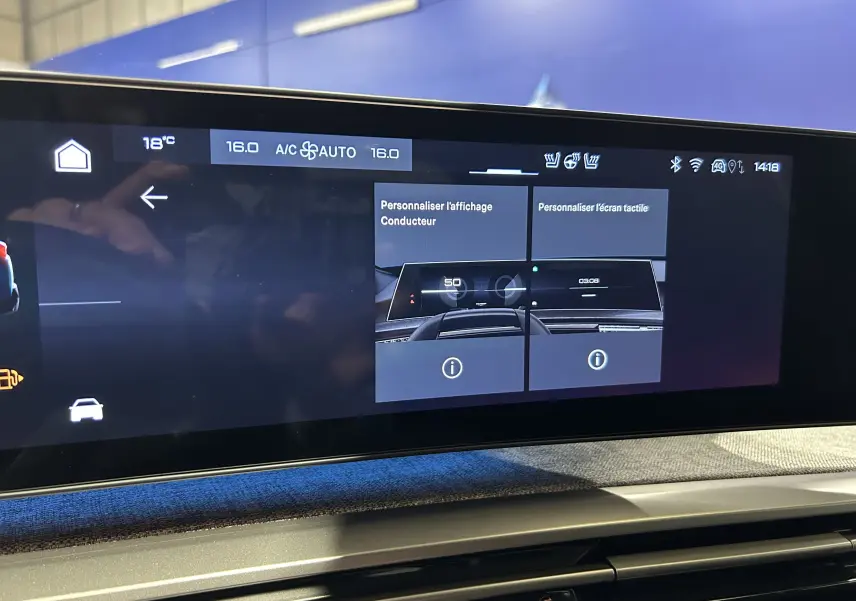 Écran tactile intérieur du Peugeot 5008 gris titane, affichage central avec options de personnalisation visibles.