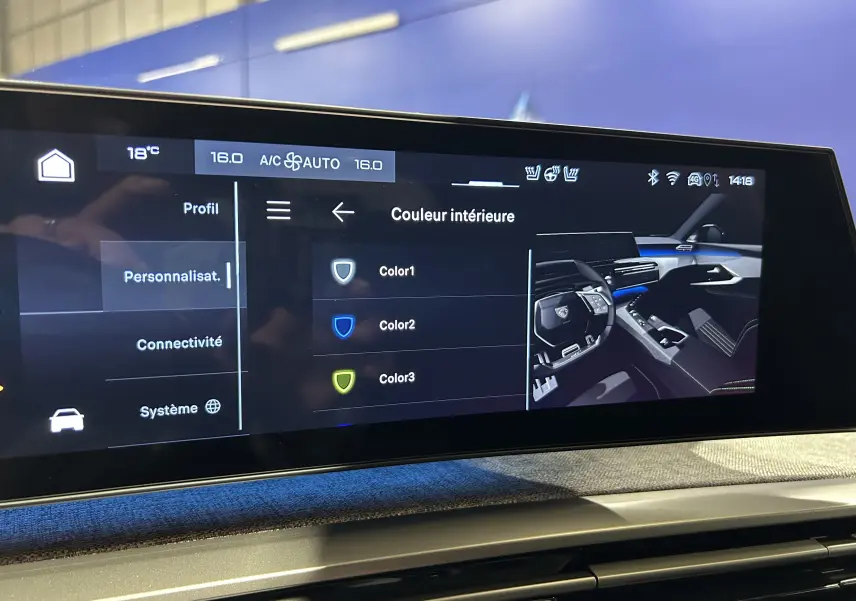 Écran tactile intérieur du Peugeot 5008 III Hybrid 145 GT montrant les options de couleur d'ambiance avec tableau de bord numérique.