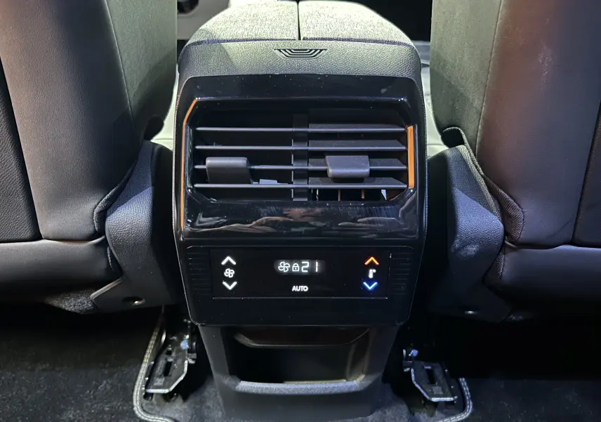 Vue rapprochée de la console arrière avec commandes de climatisation digitale du Peugeot 5008 gris Titane 2025.