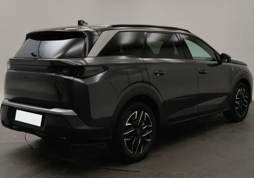 Vue rapprochée des sièges arrière en tissu et cuir noir avec surpiqûres blanches du Peugeot 5008 III Hybrid 2025.