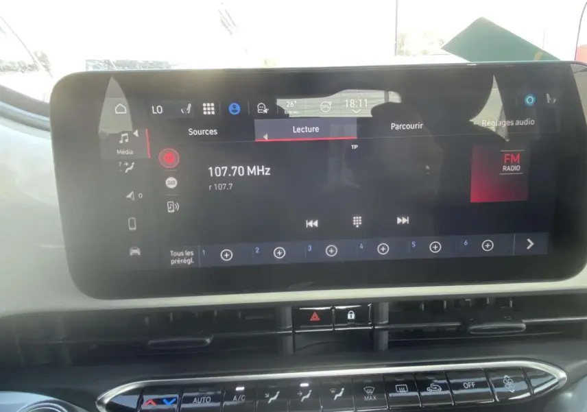 Vue rapprochée de l'écran tactile central du tableau de bord de la Fiat 500 électrique blanche de 2022.