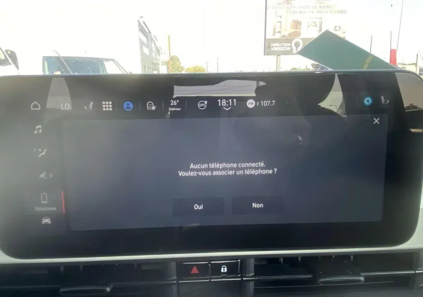 Écran tactile central du tableau de bord de la Fiat 500 électrique blanche, affichant la connexion téléphone.