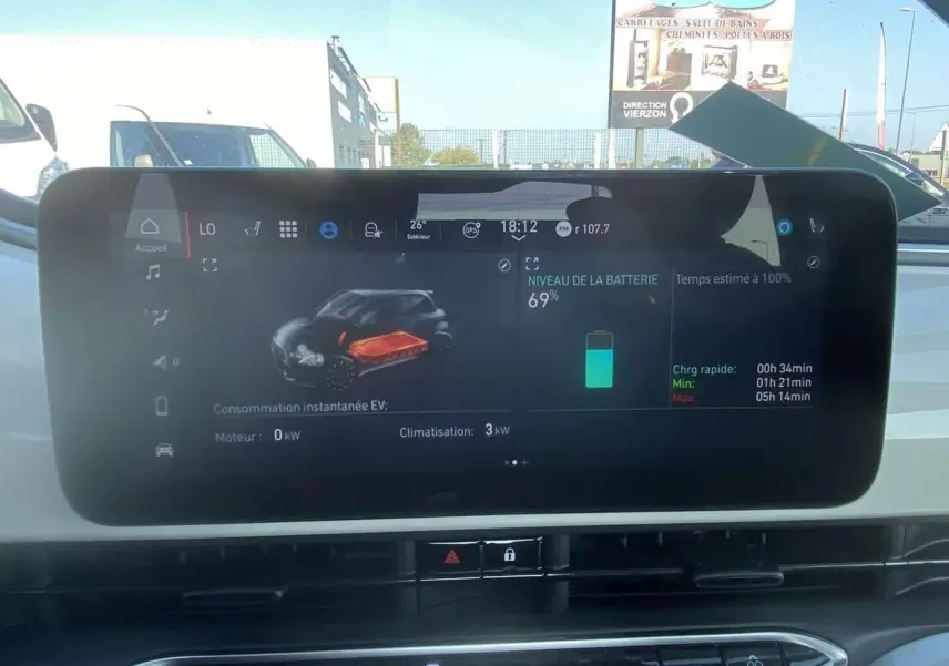 Écran tactile central de la Fiat 500 Électrique 2022 montrant l'état de charge de la batterie à 69% et l'autonomie restante.