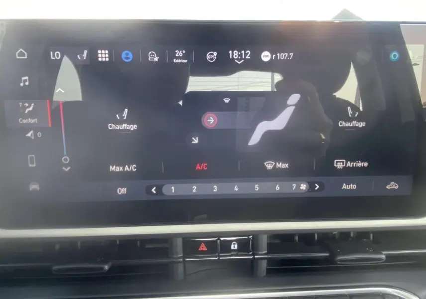 Écran tactile central de la Fiat 500 électrique 2022 affichant les réglages de climatisation et chauffage intérieur.