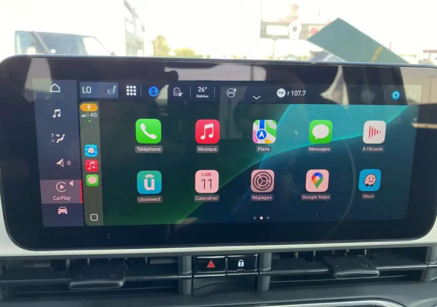 Écran tactile central de la Fiat 500 électrique 2022 affichant Apple CarPlay et applications connectées.