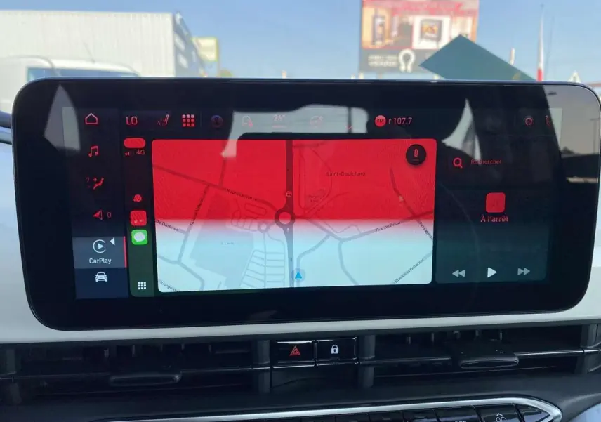 Écran tactile central du tableau de bord de la Fiat 500 électrique 2022, affichant la navigation et Apple CarPlay.
