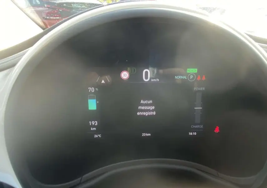 Tableau de bord numérique de la Fiat 500 Électrique 2022 affichant autonomie, vitesse à zéro et température extérieure.