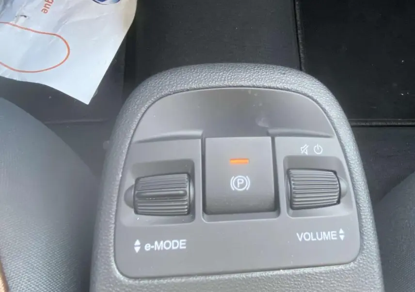 Gros plan sur la console centrale de la Fiat 500 électrique 2022, boutons e-Mode et volume visibles.