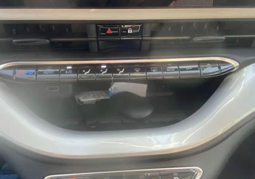 Boutons de commande de la climatisation automatique sur le tableau de bord de la Fiat 500 électrique blanche, version 2022.