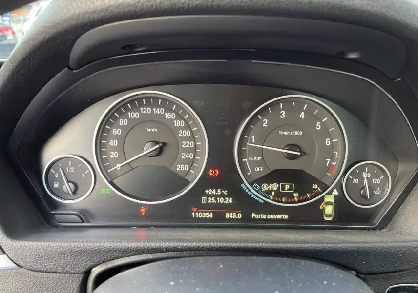 Tableau de bord de BMW Série 3 F30 330i xDrive 2018 avec affichage numérique et compte-tours à droite.