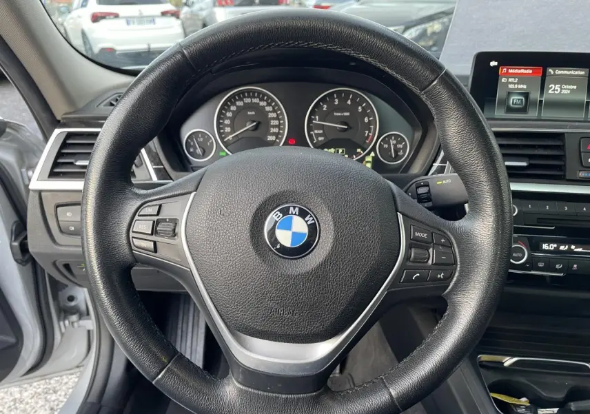 Volant cuir noir BMW Série 3 F30 330i xDrive 2018 avec tableau de bord et écran multimédia visible de face.
