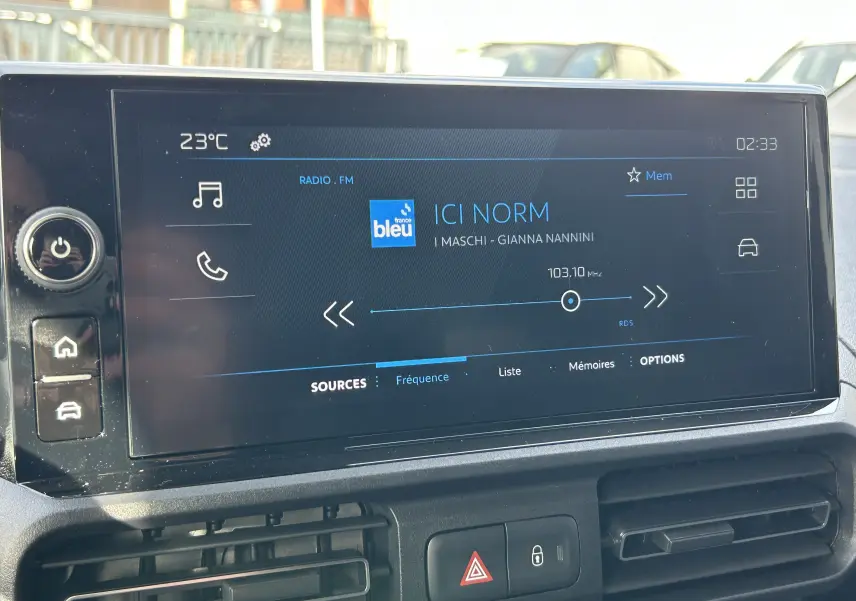 Écran tactile 10 pouces du Peugeot Partner Fourgon 2025 affichant la radio FM avec station France Bleu