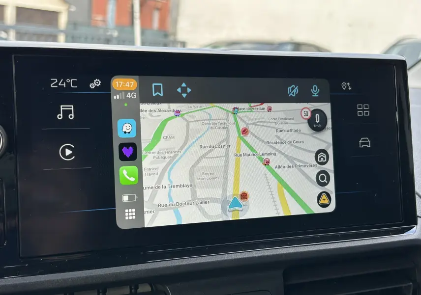 Écran tactile 10 pouces du Peugeot Partner Fourgon 2025 affichant la navigation et les applications connectées.