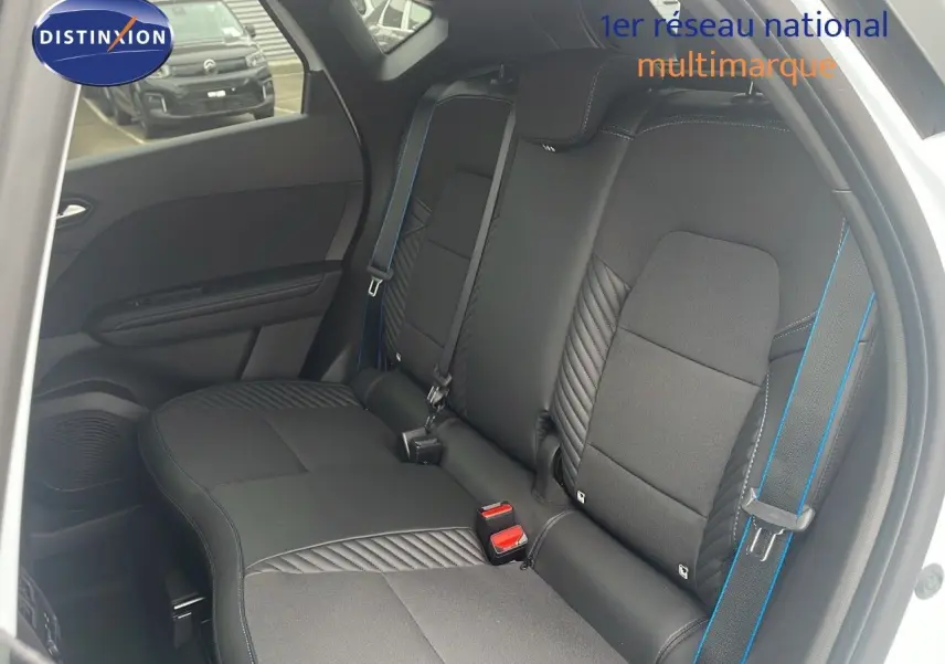 Vue intérieure côté droit sur la banquette arrière en cuir noir avec surpiqûres bleues du Renault Captur blanc nacré 2025.