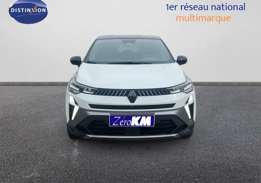 Renault Captur E-Tech hybride blanc nacré avec toit noir, vue frontale mettant en valeur ses phares LED distinctifs.