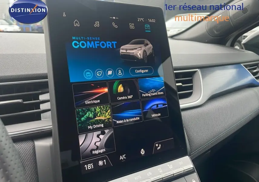 Écran tactile central du tableau de bord du Renault Captur E-Tech blanc nacré, affichant le mode confort multimode