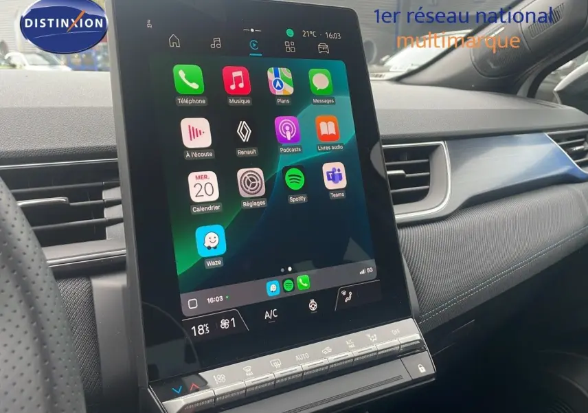 Vue intérieure centrée sur l'écran tactile vertical du tableau de bord du Renault Captur blanc nacré 2025.