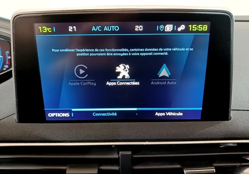 Écran tactile central du tableau de bord du Peugeot 3008 blanc, affichant Apple CarPlay et Android Auto.