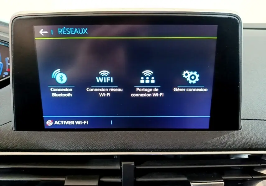 Écran tactile central du tableau de bord du Peugeot 3008 blanc, affichant les options de connexion Wi-Fi et Bluetooth.