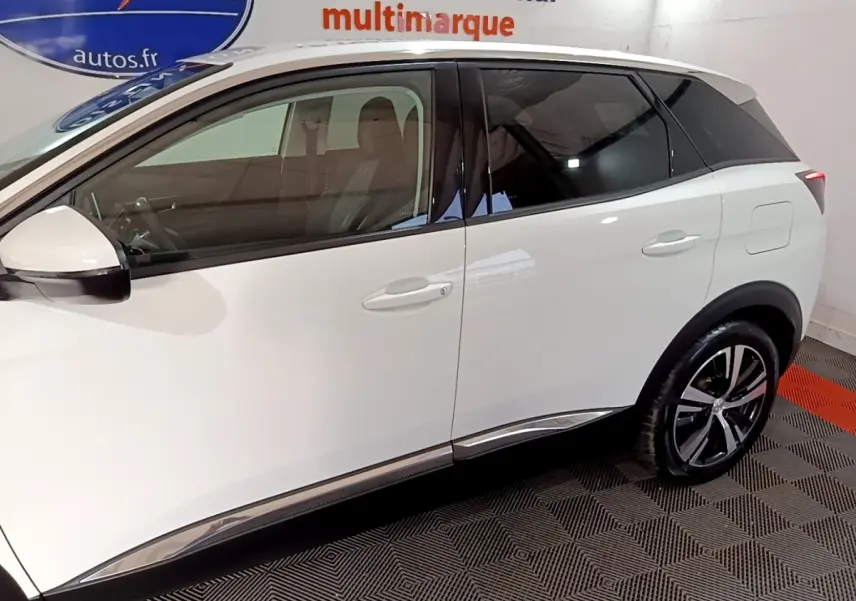 Vue latérale droite d’un Peugeot 3008 blanc hybride rechargeable avec jantes alliage et vitres teintées.