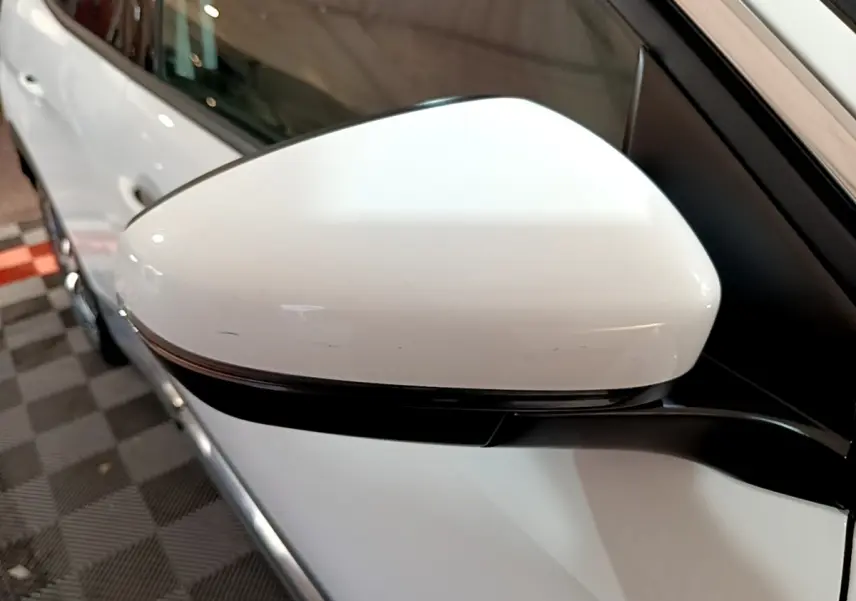 Rétroviseur droit blanc du Peugeot 3008 hybride 2020, vue rapprochée avec portière et vitre arrière visibles.