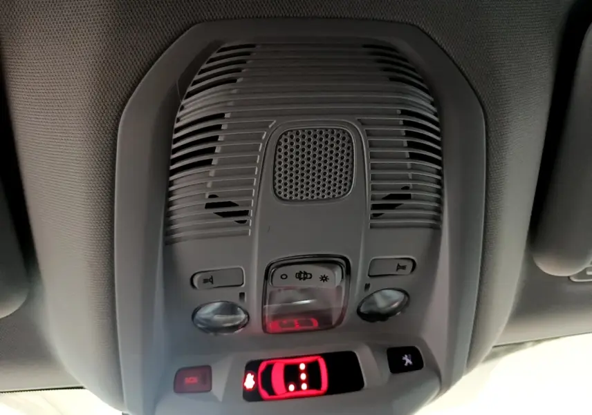 Vue intérieure du plafonnier gris avec commandes d’éclairage et indicateur de porte ouverte rouge du Peugeot 3008 blanc hybride.