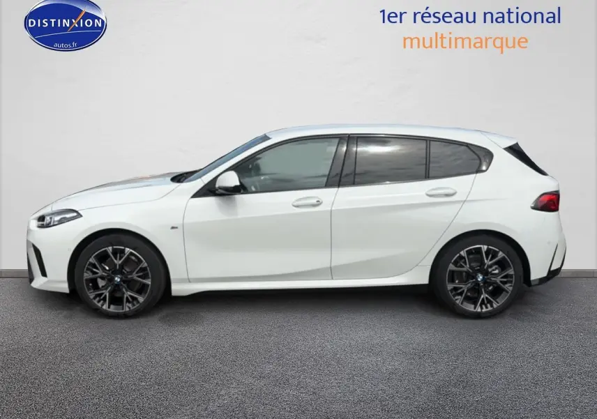Profil droit d'une BMW Série 1 blanche pure 2025 avec jantes alliage noires et vitres teintées.