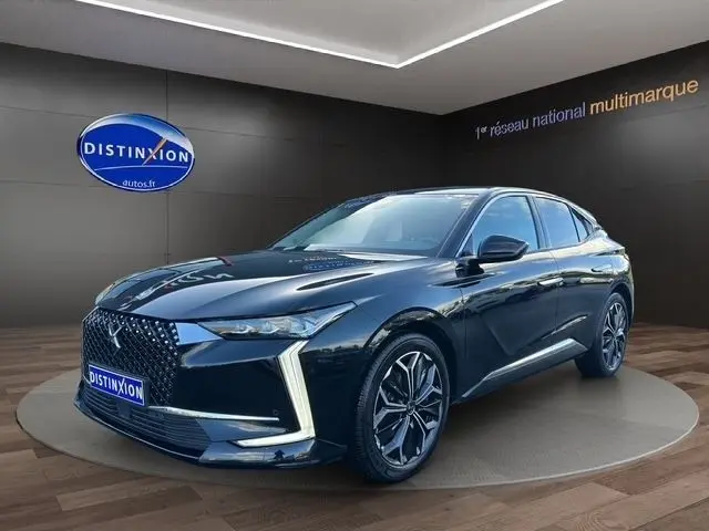 Vue 3/4 avant d'une DS4 BlueHDi 130 Rivoli noire avec calandre distinctive et jantes alliage stylisées.