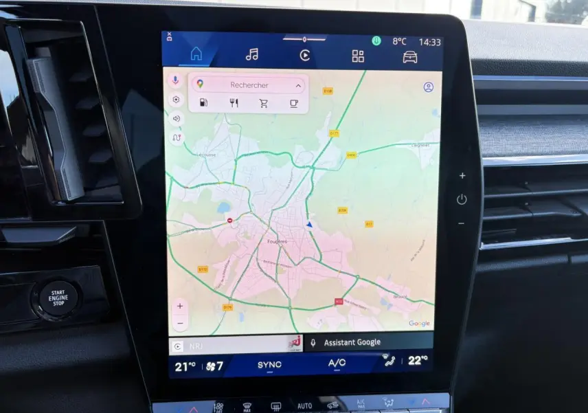 Écran tactile central vertical affichant la navigation Google Maps dans l’habitacle du Renault Austral 2025.