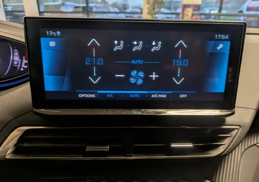 Écran tactile central affichant la climatisation bizone du Peugeot 5008 noir, vue intérieure frontale.