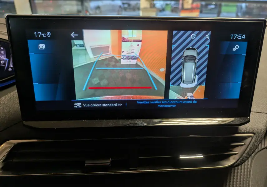 Écran multimédia du Peugeot 5008 2024 affichant la caméra de recul avec guidage et vue 360° intérieure.