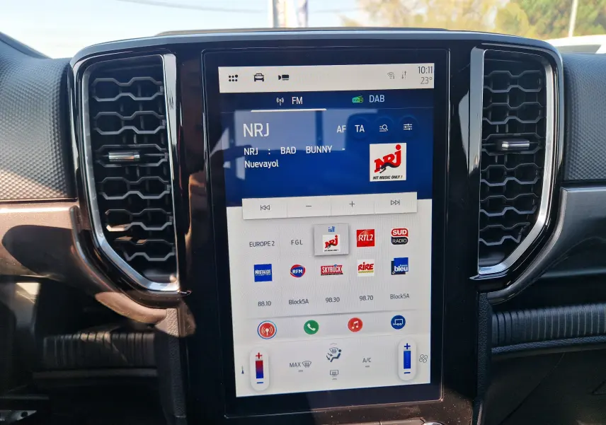 Vue rapprochée de l’écran tactile 10 pouces du Ford Ranger gris Iconic, affichant l’interface radio SYNC 4.