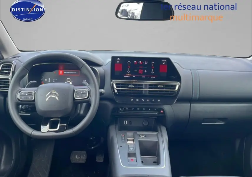 Vue intérieure avant du tableau de bord noir du Citroën C5 Aircross 2025 avec écran tactile et volant multifonction.