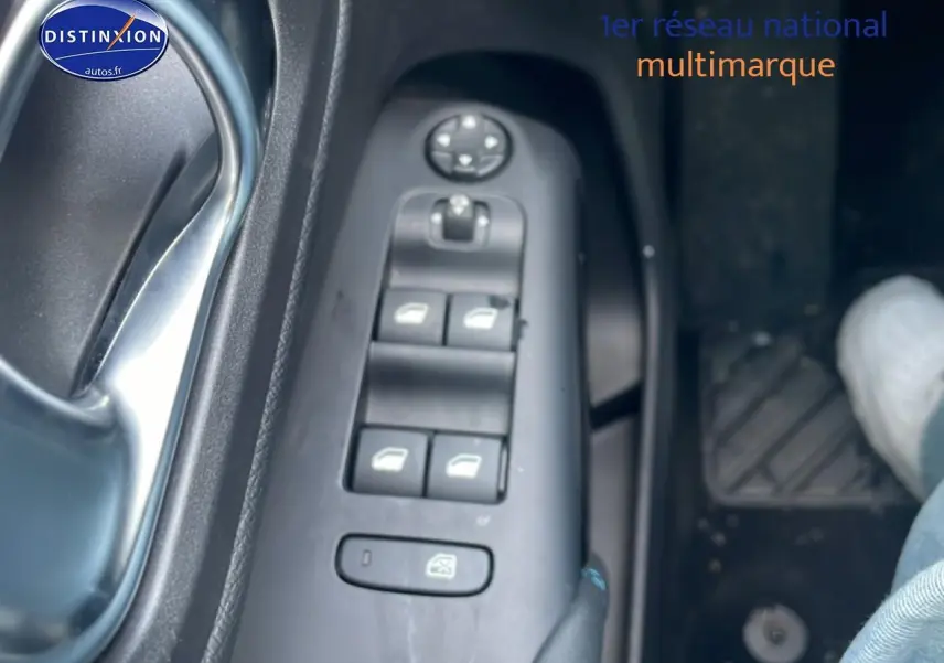 Vue rapprochée des commandes de lève-vitres côté conducteur du Citroën C5 Aircross noir 2025.