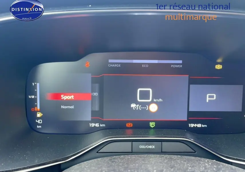 Tableau de bord numérique du Citroën C5 Aircross hybride noir, affichant mode Sport et vitesse 0 km/h.