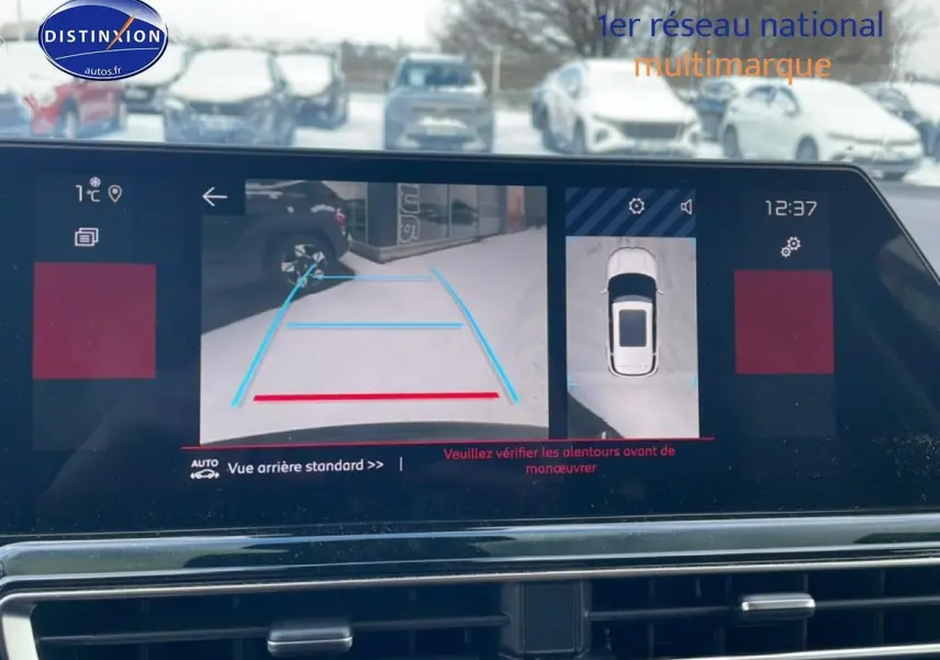 Écran tactile de la Citroën C5 Aircross noir montrant la caméra de recul et l'aide au stationnement en vue arrière.