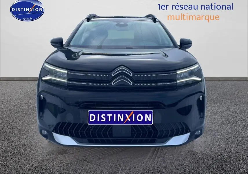 Vue frontale d'un Citroën C5 Aircross noir avec phares LED et calandre distinctive sur fond clair.