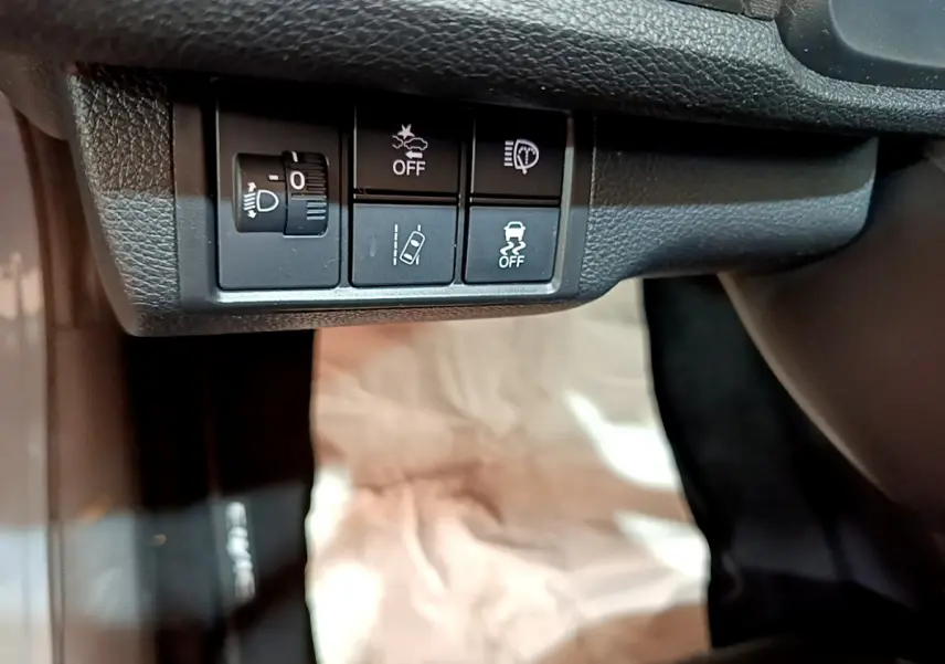 Gros plan sur les commandes de sécurité et éclairage côté conducteur de la Honda Civic 1.0 i-VTEC Exclusive 2020.