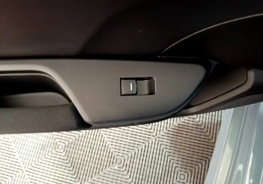 Gros plan sur le bouton de commande intérieur côté gauche de la porte d'une Honda Civic gris foncé 2020.