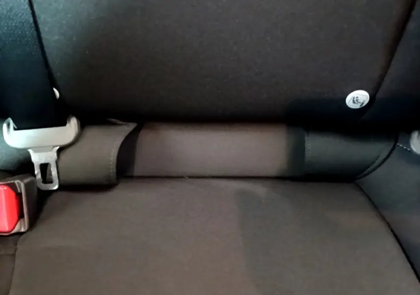 Détail de la banquette arrière noire de la Honda Civic 1.0 i-VTEC Exclusive avec fixation Isofix visible.